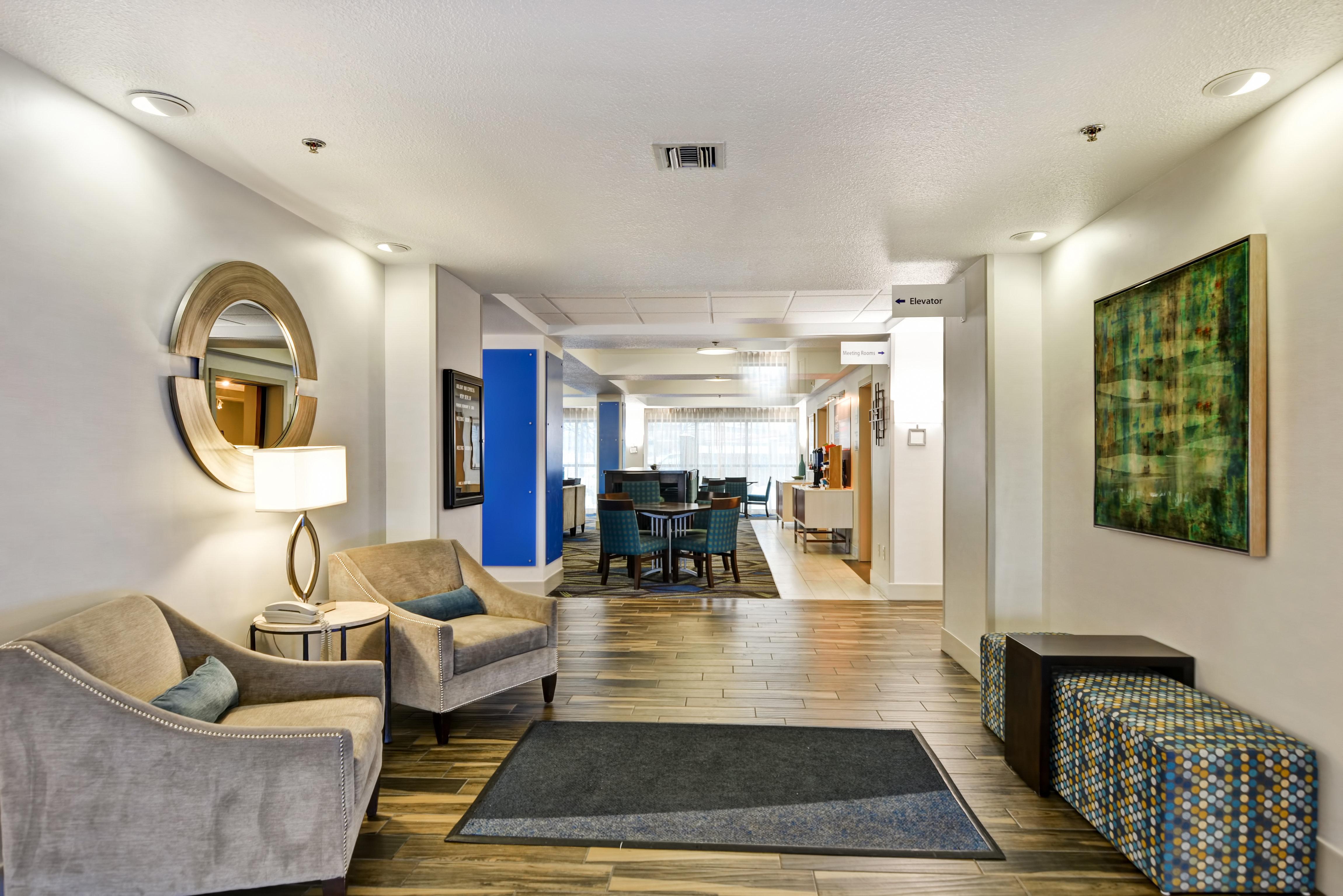 Holiday Inn Express Hotel & Suites Milwaukee-New Berlin By Ihg Экстерьер фото