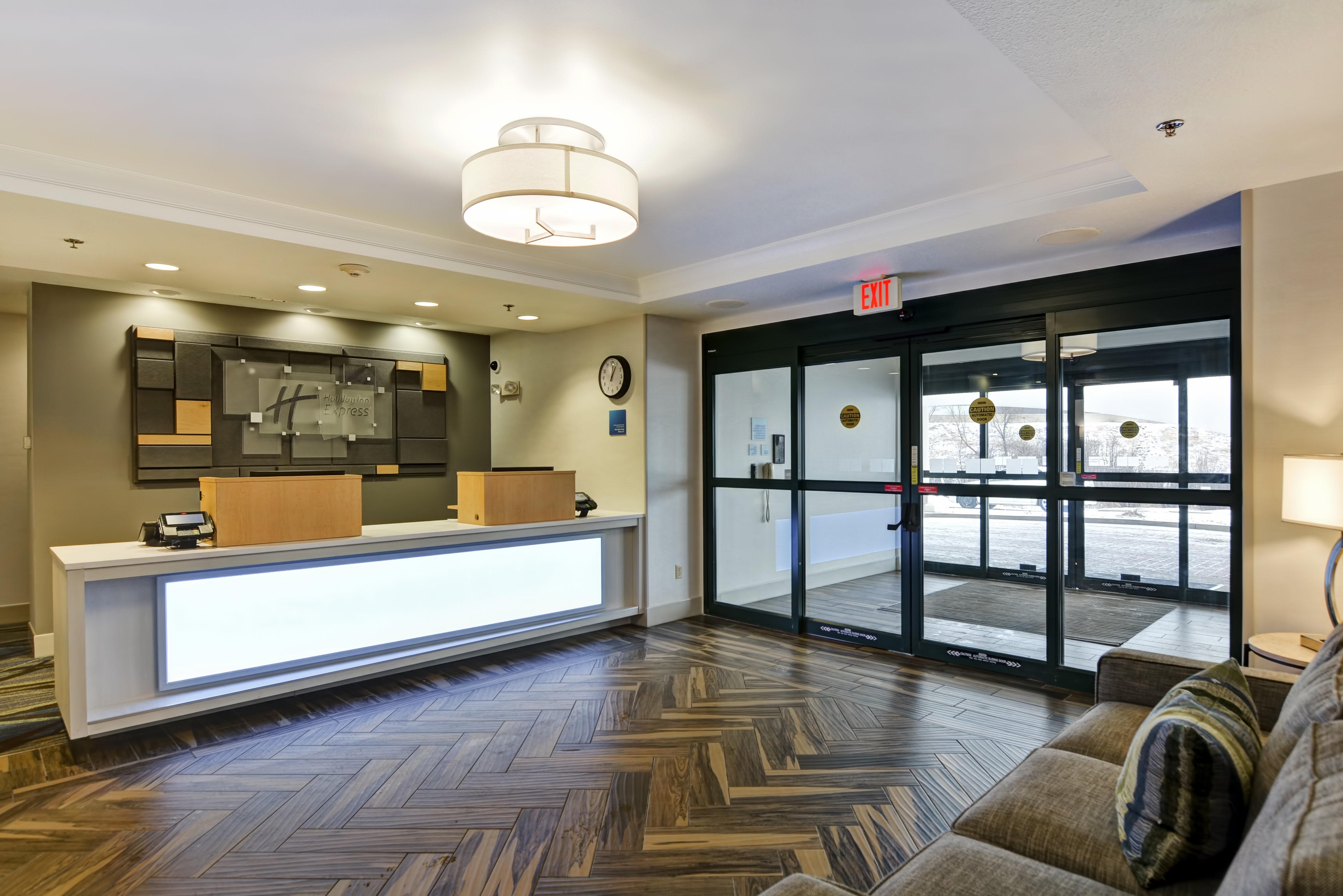 Holiday Inn Express Hotel & Suites Milwaukee-New Berlin By Ihg Экстерьер фото
