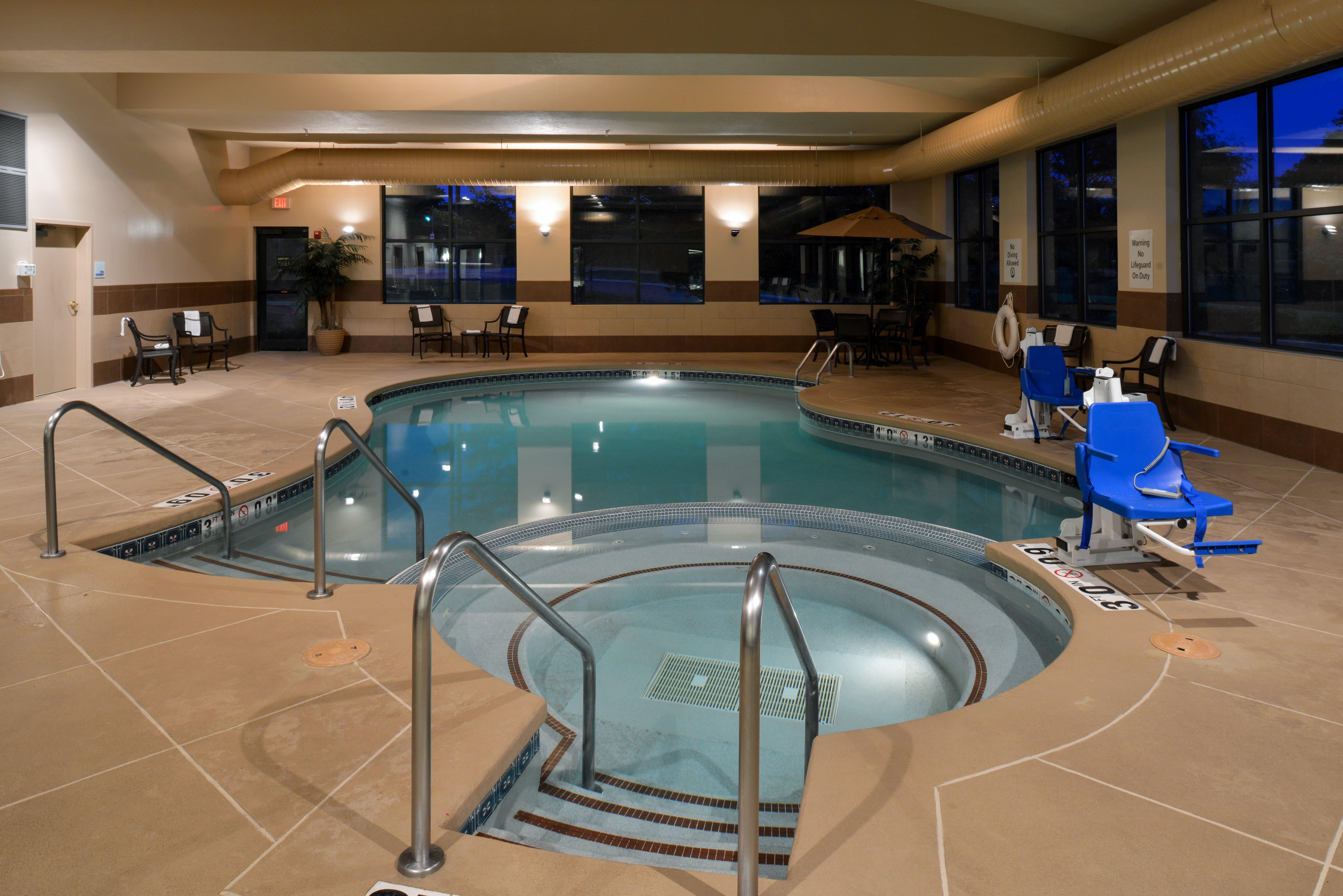 Holiday Inn Express Hotel & Suites Milwaukee-New Berlin By Ihg Экстерьер фото