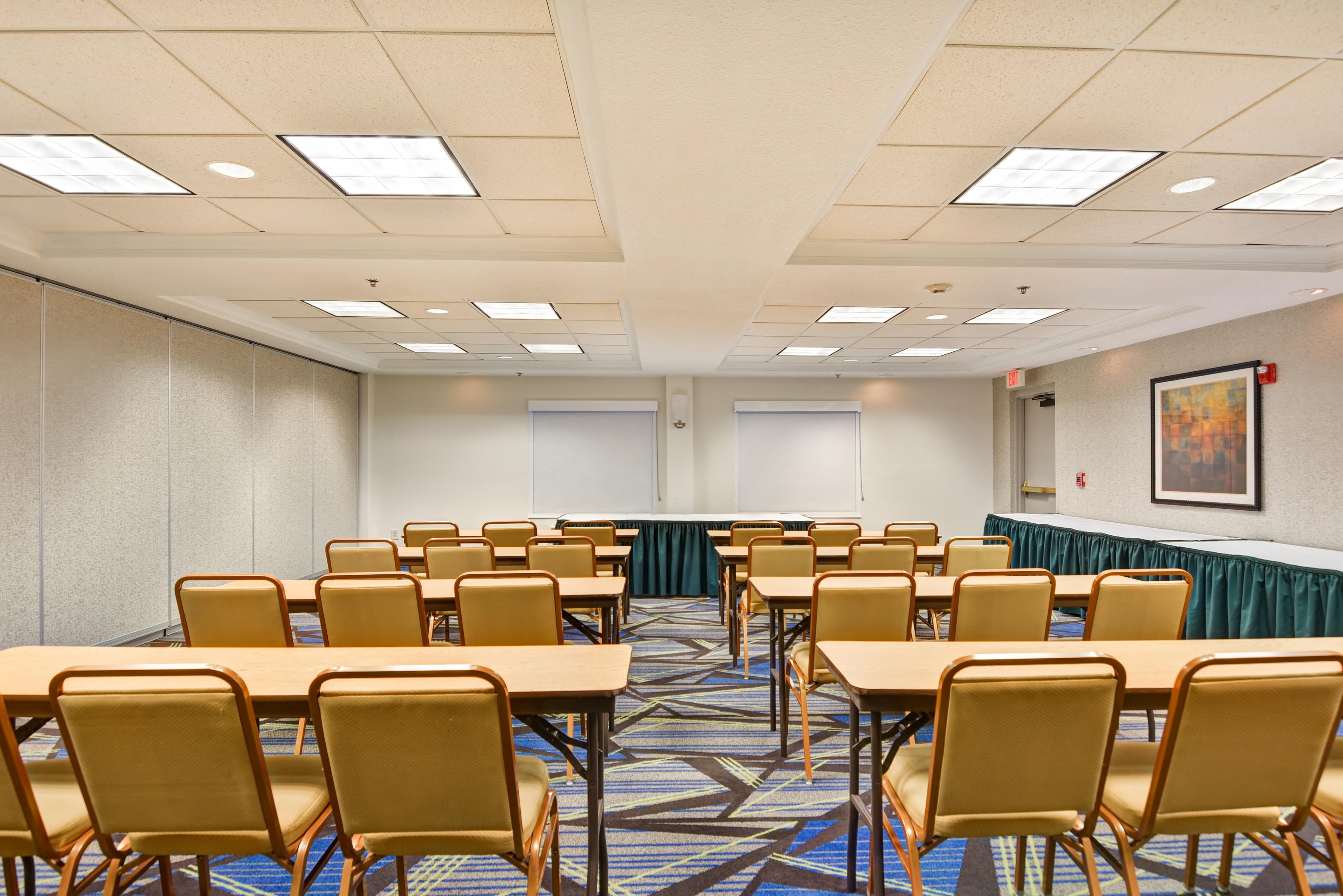 Holiday Inn Express Hotel & Suites Milwaukee-New Berlin By Ihg Экстерьер фото