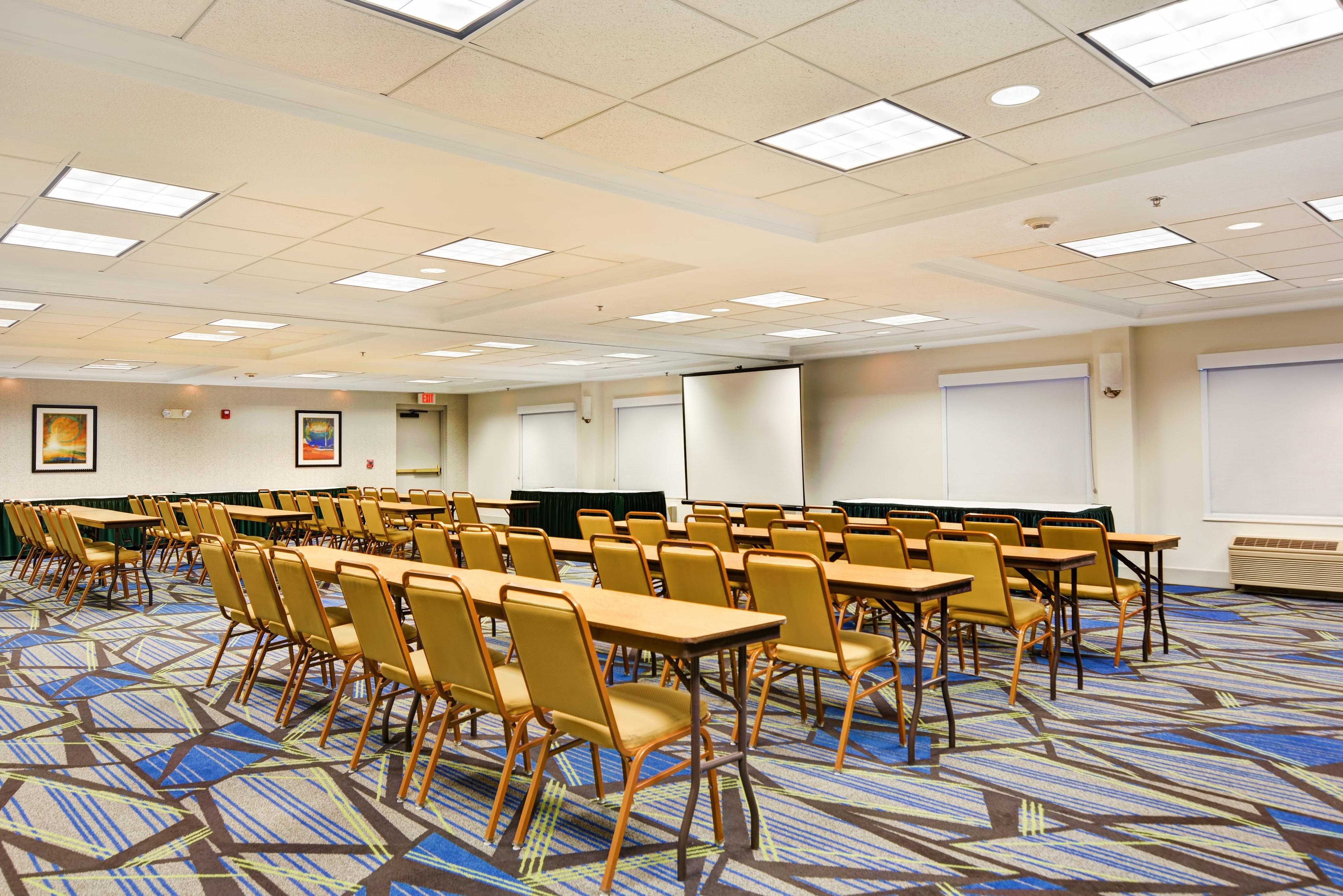 Holiday Inn Express Hotel & Suites Milwaukee-New Berlin By Ihg Экстерьер фото