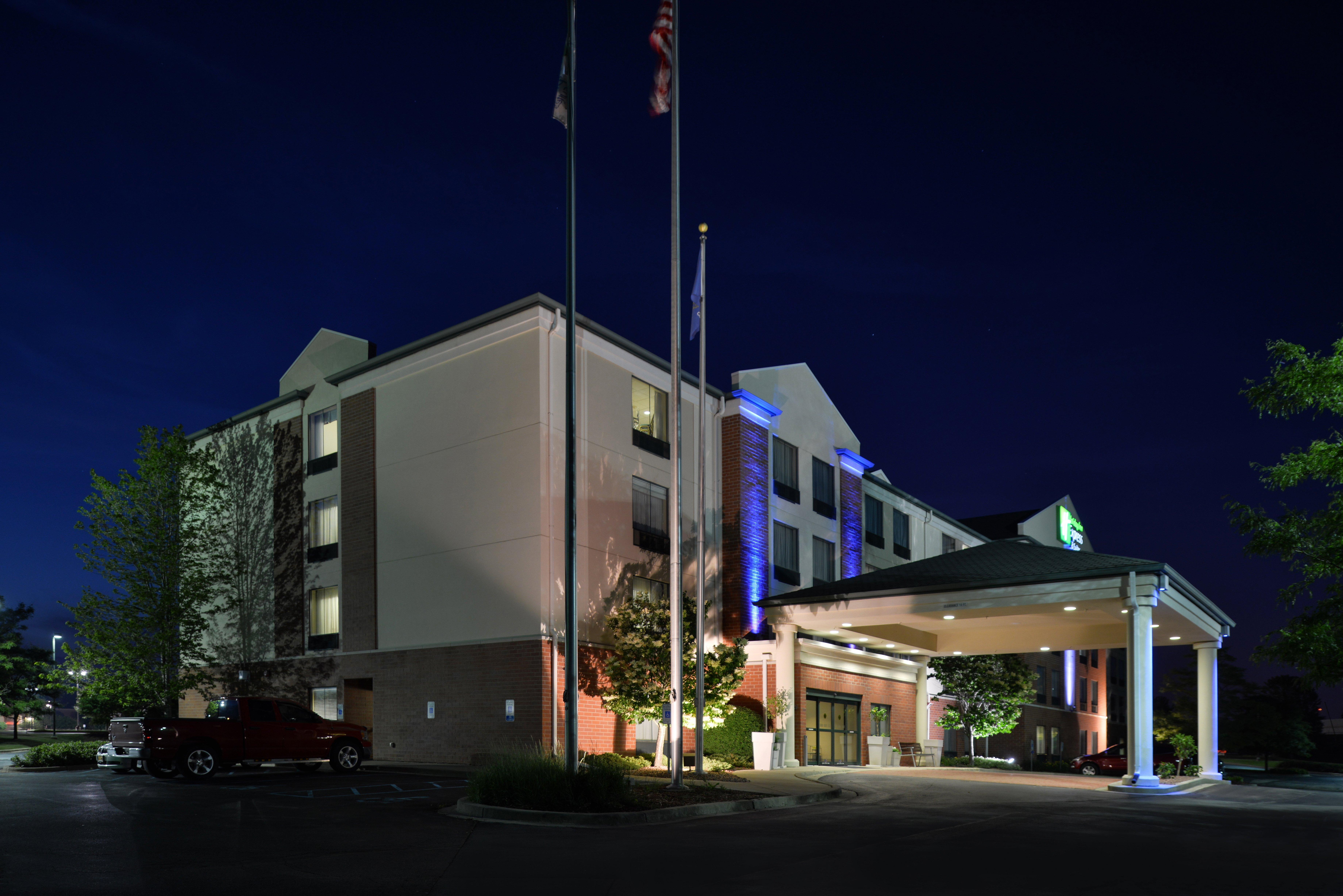 Holiday Inn Express Hotel & Suites Milwaukee-New Berlin By Ihg Экстерьер фото