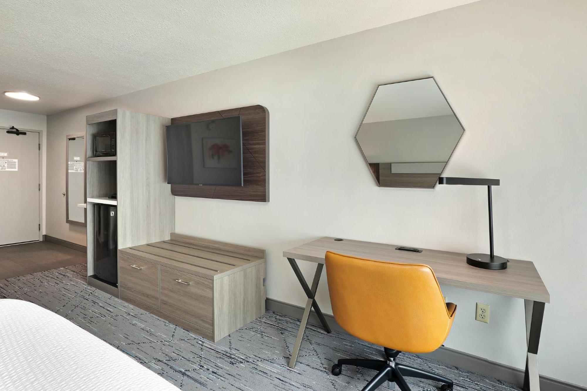 Holiday Inn Express Hotel & Suites Milwaukee-New Berlin By Ihg Экстерьер фото